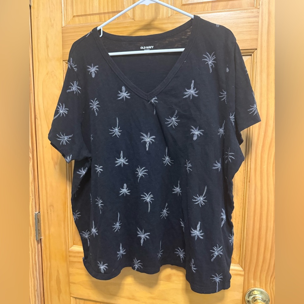 Old Navy Everywear black v neck tee with pine trees size Xxl